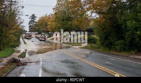 Carrboro, NC, US, le 5 novembre 2018 : les pompiers et les travailleurs de l'autorité de l'eau réparation d'une conduite principale d'eau cassé Banque D'Images