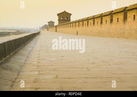 Haut de déserte de la ville de Pingyao murs massifs, Shanxi, Chine Banque D'Images