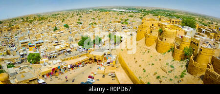 Fish-eye aérienne vue panoramique du Palais Royal haut sur les toits et entrée privée, Jaisalmer, désert du Rajasthan, Inde Banque D'Images