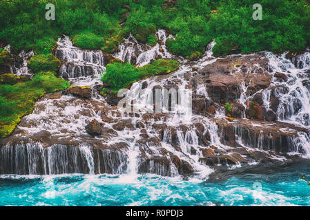 Série de cascades de Hraunfossar formé par les ruisseaux coulant au-dessus d'une distance d'environ 900 mètres. Destination de voyage Islande Banque D'Images