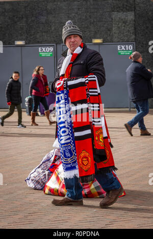 Scalf Vendeurs sur jour de match à l'extérieur du terrain de football d'Old Trafford. Maison de Manchester United Football Club. Banque D'Images