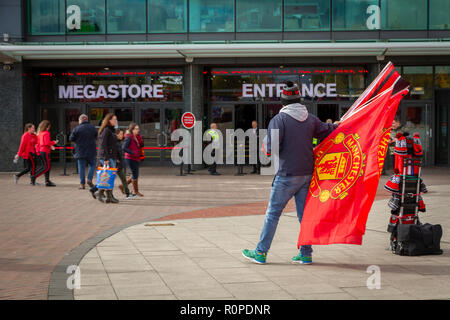 Scalf Vendeurs sur jour de match à l'extérieur du terrain de football d'Old Trafford. Maison de Manchester United Football Club. Banque D'Images