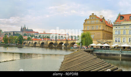 Une large vue sur le Pont Charles et bâtiments historiques, à la recherche de l'autre côté de la Vltava de Smetana quay Banque D'Images