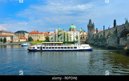 Bateau de croisière en passant sous le pont Charles, Prague, République Tchèque Banque D'Images