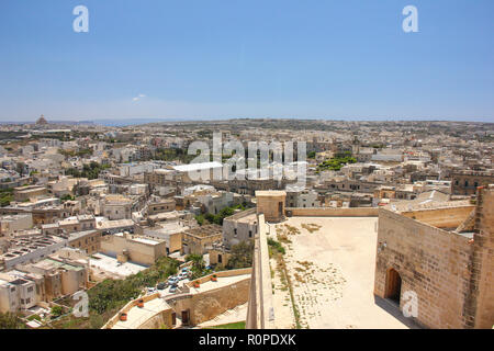 Vue panoramique à partir de anciennes forteresses de ruelle dans la vieille ville de Rabat, maintenant appelé Victoria sur l'île de Gozo, Malte, sous ciel bleu Banque D'Images