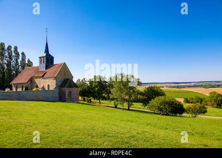 Église d'un petit village dans la région de Champagne en France, près de Reims. Banque D'Images