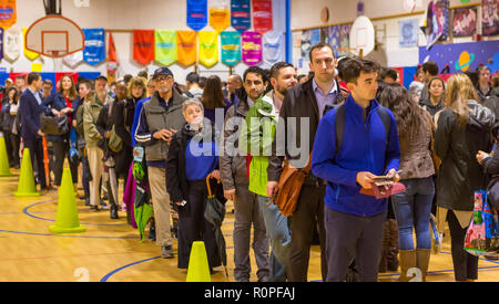 Arlington, Virginia, USA. 6 novembre, 2018. Dans la longue file d'électeurs lors du vote à mi-parcours, à l'école touche. Rob Crandall/Alamy Live News Banque D'Images
