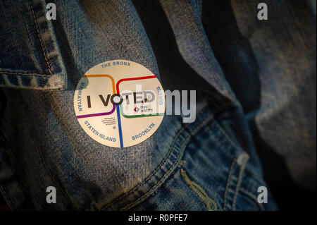 New York, USA. 6 novembre, 2018. Un électeur porte son "J'ai voté" autocollant sur le jour de l'élection à New York le Mardi, Novembre 6, 2018. Crédit : Richard Levine/Alamy Live News Banque D'Images