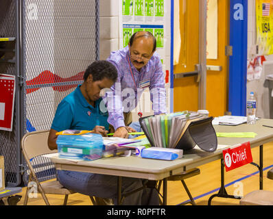 Arlington, Virginia, USA. 6 novembre, 2018. Les fonctionnaires électoraux à l'œuvre pendant le vote à mi-parcours, à l'école touche. Rob Crandall/Alamy Live News Banque D'Images