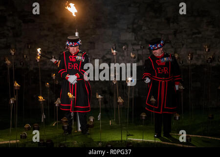 Londres, Royaume-Uni, le 06 novembre 2018 Tour de Londres au-delà de l'aggravation de la cérémonie d'ombre, où le fossé est rempli progressivement avec des milliers de flammes : d'une loi publique du souvenir pour la vie de l'armée déchue. Il commence par une procession dirigée par le gardiens Yeoman de la Tour de Londres qui solennellement la lumière la première flamme. Sélectionnez une équipe de volontaires, puis procéder à la lumière du reste de l'installation, créer progressivement un cercle de lumière, irradiant de la tour. Crédit : Guy Bell/Alamy Live News. Banque D'Images