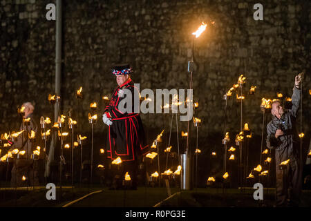 Londres, Royaume-Uni, le 06 novembre 2018 Tour de Londres au-delà de l'aggravation de la cérémonie d'ombre, où le fossé est rempli progressivement avec des milliers de flammes : d'une loi publique du souvenir pour la vie de l'armée déchue. Il commence par une procession dirigée par le gardiens Yeoman de la Tour de Londres qui solennellement la lumière la première flamme. Sélectionnez une équipe de volontaires, puis procéder à la lumière du reste de l'installation, créer progressivement un cercle de lumière, irradiant de la tour. Crédit : Guy Bell/Alamy Live News. Banque D'Images