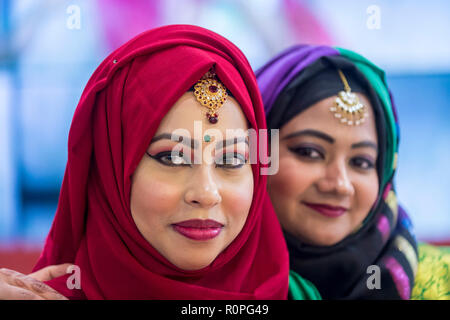 Londres, Royaume-Uni, le 06 novembre 2018. Les femmes portent des costumes traditionnels au Bangladesh se tenir sur l'avant-dernière journée du World Travel Market à Londres Excel. Les trois jours de foire commerciale est la principale manifestation mondiale pour l'industrie du voyage. Crédit : Stephen Chung / Alamy Live News Banque D'Images