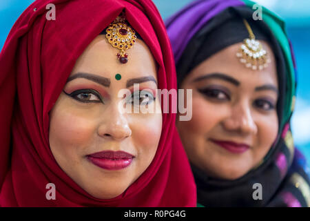 Londres, Royaume-Uni, le 06 novembre 2018. Les femmes portent des costumes traditionnels au Bangladesh se tenir sur l'avant-dernière journée du World Travel Market à Londres Excel. Les trois jours de foire commerciale est la principale manifestation mondiale pour l'industrie du voyage. Crédit : Stephen Chung / Alamy Live News Banque D'Images