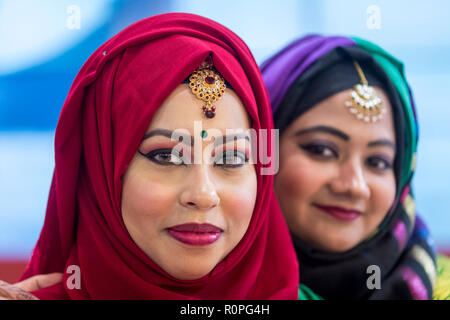 Londres, Royaume-Uni, le 06 novembre 2018. Les femmes portent des costumes traditionnels au Bangladesh se tenir sur l'avant-dernière journée du World Travel Market à Londres Excel. Les trois jours de foire commerciale est la principale manifestation mondiale pour l'industrie du voyage. Crédit : Stephen Chung / Alamy Live News Banque D'Images