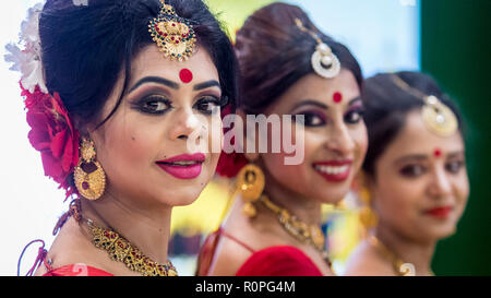 Londres, Royaume-Uni, le 06 novembre 2018. Les femmes portent des costumes traditionnels au Bangladesh se tenir sur l'avant-dernière journée du World Travel Market à Londres Excel. Les trois jours de foire commerciale est la principale manifestation mondiale pour l'industrie du voyage. Crédit : Stephen Chung / Alamy Live News Banque D'Images