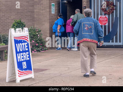 Bossier City, États-Unis, 6e nov. 2018. Les électeurs complètent un bureau de scrutin pour voter dans les élections de mi-mandat 2018, dans lequel leurs Rempl. Mike Johnson, R-La., défend son siège de la Chambre des Représentants. Credit : Allen J.M. Smith/Alamy Live News Banque D'Images