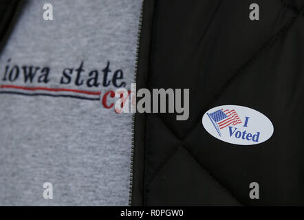 Sioux City, Iowa, États-Unis. Nov 6, 2018. Un électeur a reçu son ''J'ai voté'' au cours de l'autocollant de l'élection 2018 Élection de mi-mandat Mardi, Novembre 6, 2018 à Sioux City, en Iowa. Credit : Jerry Mennenga/ZUMA/Alamy Fil Live News Banque D'Images