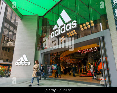 Shanghai, Chine. Nov 6, 2018. Vêtement et chaussures à l'affiche au centre de la marque Adidas Adidas Flagship Store ouverture à Shanghai. Crédit : SIPA Asie/ZUMA/Alamy Fil Live News Banque D'Images