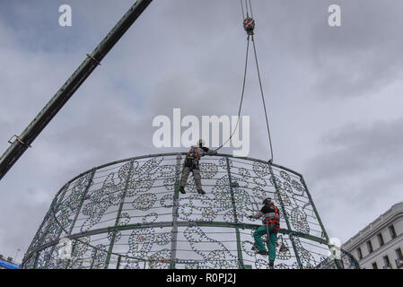 Madrid, Espagne. Nov 6, 2018. Voir travailleurs préparation de l'installation d'un sapin de Noël géant à la place Puerta del Sol à Madrid, avant les fêtes de Noël. Crédit : John Milner SOPA/Images/ZUMA/Alamy Fil Live News Banque D'Images