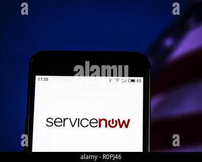 Kiev, Ukraine. Nov 6, 2018. ServiceNow Computer software logo de l'entreprise vu affichée sur téléphone intelligent. ServiceNow, Inc. est une société de cloud computing avec son siège à Santa Clara, en Californie. Elle a été fondée en 2004 par Fred Liam Neeson, l'ancien directeur technique d'entreprises de logiciels Peregrine Systems Corporation et d'y remédier. Crédit : Igor Golovniov SOPA/Images/ZUMA/Alamy Fil Live News Banque D'Images