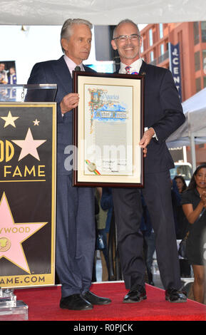 LOS ANGELES, CA. Novembre 06, 2018 : Michael Douglas & Mitch O'Farrell à la Hollywood Walk of Fame Star Cérémonie à l'acteur Michael Douglas. Photos : Paul Smith/Featureflash Crédit : Paul Smith/Alamy Live News Banque D'Images