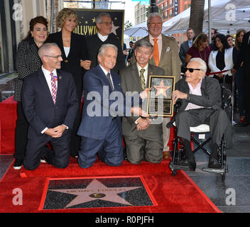 LOS ANGELES, CA. Novembre 06, 2018 : Michael Douglas, Kirk Douglas, Jane Fonda, Ron Meyer, Mitch O'Farrell, Leron Gubler & Donelle Dadigan au Hollywood Walk of Fame Star Cérémonie à l'acteur Michael Douglas. Photos : Paul Smith/Featureflash Crédit : Paul Smith/Alamy Live News Banque D'Images