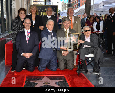 LOS ANGELES, CA. Novembre 06, 2018 : Michael Douglas, Kirk Douglas, Jane Fonda, Ron Meyer, Mitch O'Farrell, Leron Gubler & Donelle Dadigan au Hollywood Walk of Fame Star Cérémonie à l'acteur Michael Douglas. Photos : Paul Smith/Featureflash Crédit : Paul Smith/Alamy Live News Banque D'Images