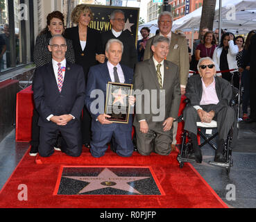 LOS ANGELES, CA. Novembre 06, 2018 : Michael Douglas, Kirk Douglas, Jane Fonda, Ron Meyer, Mitch O'Farrell, Leron Gubler & Donelle Dadigan au Hollywood Walk of Fame Star Cérémonie à l'acteur Michael Douglas. Photos : Paul Smith/Featureflash Crédit : Paul Smith/Alamy Live News Banque D'Images