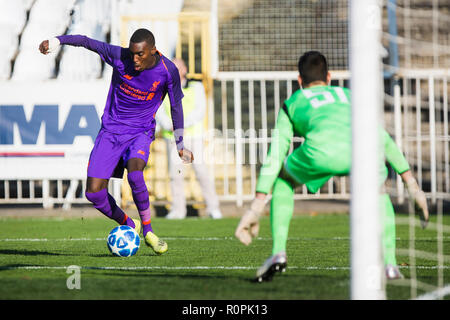 Belgrade, Serbie. 6 novembre, 2018. L'UEFA 2018 de football Ligue de jeunesse de l'étoile rouge de Belgrade v Liverpool, FK Cukaricki Belgrade, du stade. Rafael Camacho de Liverpool en action Credit : Nikola Krstic/Alamy Live News Banque D'Images