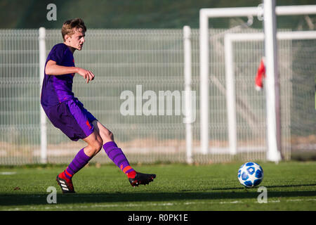 Belgrade, Serbie. 6 novembre, 2018. L'UEFA 2018 de football Ligue de jeunesse de l'étoile rouge de Belgrade v Liverpool, FK Cukaricki Belgrade, du stade. Thomas Clayton de Liverpool passe le ballon Crédit : Nikola Krstic/Alamy Live News Banque D'Images
