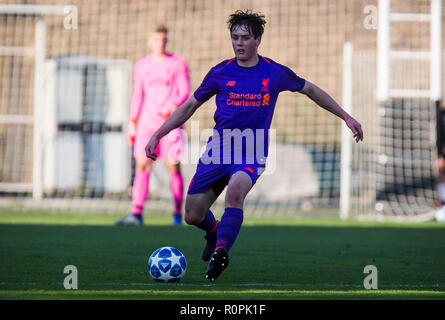 Belgrade, Serbie. 6 novembre, 2018. L'UEFA 2018 de football Ligue de jeunesse de l'étoile rouge de Belgrade v Liverpool, FK Cukaricki Belgrade, du stade. Liam Coyle de Liverpool se casse sur le crédit ballon : Nikola Krstic/Alamy Live News Banque D'Images