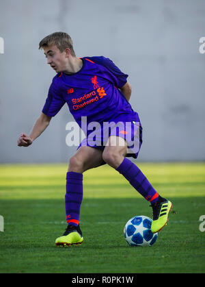 Belgrade, Serbie. 6 novembre, 2018. L'UEFA 2018 de football Ligue de jeunesse de l'étoile rouge de Belgrade v Liverpool, FK Cukaricki Belgrade, du stade. Julien Cain de Liverpool se casse sur le crédit ballon : Nikola Krstic/Alamy Live News Banque D'Images
