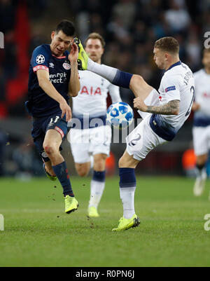 Londres, Royaume-Uni. Nov 6, 2018. Tottenham Hotspur est Kieran Trippier (R) fautes d'Eindhoven Hirving Lozano au cours de l'UEFA Champions League match entre Tottenham Hotspur et PSV Eindhoven à Londres, Angleterre le 6 novembre 2018. Tottenham Hotspur 2-1. Credit : Han Yan/Xinhua/Alamy Live News Banque D'Images