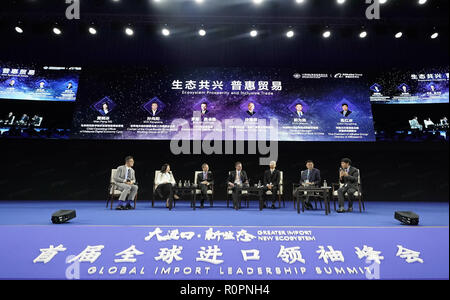 Shanghai, Chine. Nov 6, 2018. Les participants suivent le Sommet du Leadership Global d'importation en marge de la première importation de Chine Expo (CIEE) à Shanghai, la Chine orientale, le 6 novembre 2018. Credit : Shen Bohan/Xinhua/Alamy Live News Banque D'Images