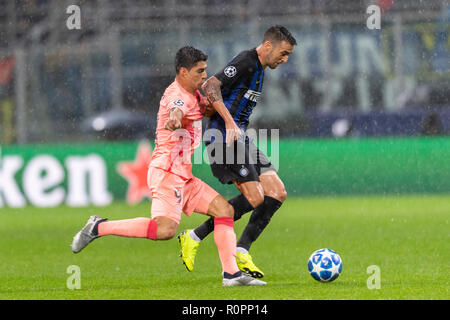 Matias Vecino Falero (Inter) Luis Alberto Suarez Diaz (Barcelone) lors de 'Ligue des Champions ' phase Groupe B match entre Inter 1-1 Barcelone au stade Giuseppe Meazza sur SNovember 06, 2018 à Milan, Italie. Credit : Maurizio Borsari/AFLO/Alamy Live News Banque D'Images