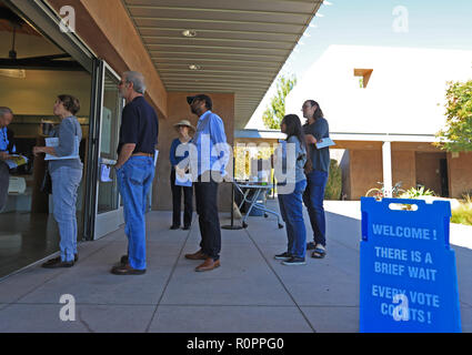 Los Angeles, Californie, USA. Nov 6, 2018. File d'électeurs de voter dans le comté d'Orange, en Californie, le 6 novembre 2018. Le Parti républicain américain le mardi a réussi à maintenir une majorité au Sénat en 2018, les élections à mi-mandat, selon les projections de plusieurs organes de presse américains. Crédit : Li Ying/Xinhua/Alamy Live News Banque D'Images