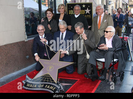 Hollywood, CA - Novembre 06 Mitch O'Farrell, Michael Douglas, Jane Fonda, Leron Gubler, Ron Meyer, Vin Di Bona, Kirk Douglas, Michael Douglas honoré assiste avec étoile sur le Hollywood Walk of Fame Le 06 novembre 2018. Credit : Faye Sadou/MediaPunch MediaPunch Crédit : Inc/Alamy Live News Banque D'Images