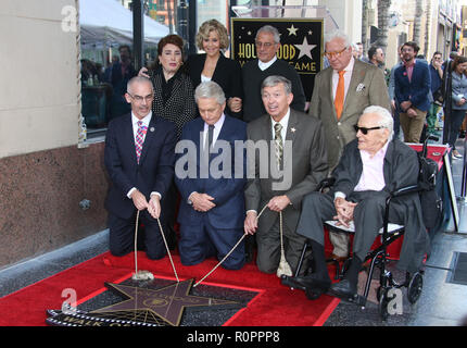 Hollywood, CA - Novembre 06 Mitch O'Farrell, Michael Douglas, Jane Fonda, Leron Gubler, Ron Meyer, Vin Di Bona, Kirk Douglas, Michael Douglas honoré assiste avec étoile sur le Hollywood Walk of Fame Le 06 novembre 2018. Credit : Faye Sadou/MediaPunch MediaPunch Crédit : Inc/Alamy Live News Banque D'Images