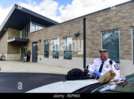 Columbus, Ohio, USA. Nov 6, 2018. Un homme qui a fait une overdose dans la salle de bains de la Parsons Avenue Columbus Library qui a également un bureau de scrutin dans le sud de Columbus vu pendant les élections primaires.électeurs inscrits se jusqu'à voter à l'élection primaire 2018 en Ohio. Crédit : Matthieu Hatcher SOPA/Images/ZUMA/Alamy Fil Live News Banque D'Images