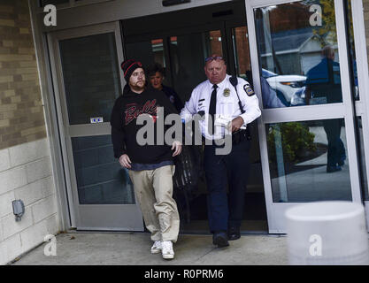 Columbus, Ohio, USA. Nov 6, 2018. Un homme qui a fait une overdose dans la salle de bains de la Parsons Avenue Columbus Library qui a également un bureau de scrutin dans le sud de Columbus vu pendant les élections primaires.électeurs inscrits se jusqu'à voter à l'élection primaire 2018 en Ohio. Crédit : Matthieu Hatcher SOPA/Images/ZUMA/Alamy Fil Live News Banque D'Images