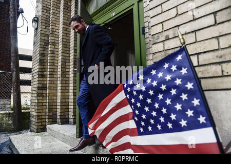 Columbus, Ohio, USA. Nov 6, 2018. Un électeur vu quitter le bureau de scrutin dans la rue large United Methodist Church dans le centre-ville de Columbus au cours des élections primaires.électeurs inscrits se jusqu'à voter à l'élection primaire 2018 en Ohio. Crédit : Matthieu Hatcher SOPA/Images/ZUMA/Alamy Fil Live News Banque D'Images