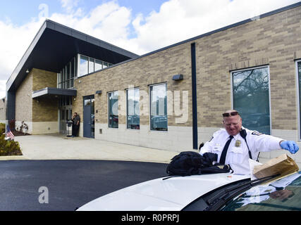 Columbus, Ohio, USA. Nov 6, 2018. Un homme qui a fait une overdose dans la salle de bains de la Parsons Avenue Columbus Library qui a également un bureau de scrutin dans le sud de Columbus vu pendant les élections primaires.électeurs inscrits se jusqu'à voter à l'élection primaire 2018 en Ohio. Crédit : Matthieu Hatcher SOPA/Images/ZUMA/Alamy Fil Live News Banque D'Images