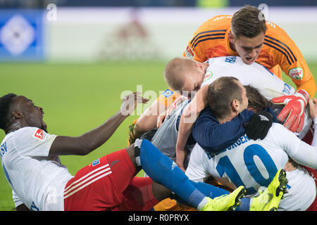 Hamburg, Deutschland. 08Th Nov, 2018. jubilationtraube le joueur de Hambourg après l'objectif de Pierre-Michel LASOGGA (onu., HH) à 1 : 0 pour le HSV Hamburg Hamburg Hamburg, jubilation, encourager, applaudir, joie, Cheers, célébrer, goaljubel, football 2. Bundesliga, 12. Journée, Hambourg Hambourg Hambourg (HH) - 1.FC Cologne (K) 1 : 0, le 11/05/2018 à Hambourg/Allemagne. ¬ | Conditions de crédit dans le monde entier : dpa/Alamy Live News Banque D'Images