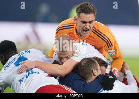 Jubilation raisin les joueur de Hambourg et le gardien Julian POLLERSBECK (HH) après le but de Pierre-Michel LASOGGA (ONU, HH) à 1 : 0 pour le HSV Hamburg Hamburg Hamburg, jubilation, encourager, applaudir, joie, Cheers, célébrer, goaljubel, Soccer 2. Bundesliga, 12. Journée, Hambourg Hambourg Hambourg (HH) - 1.FC Cologne (K) 1 : 0, le 11/05/2018 à Hambourg/Allemagne. ¬ | conditions dans le monde entier Banque D'Images