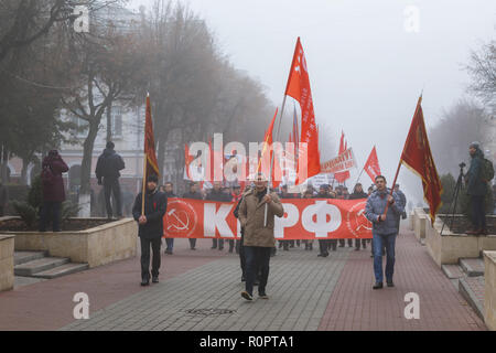 D'Orel, en Russie. 7 novembre, 2018. Rallye procession en l'honneur du 101e anniversaire de la Grande Révolution socialiste d'octobre tenue par le Parti communiste Crédit : SERGEI CHAIKO/Alamy Live News Banque D'Images