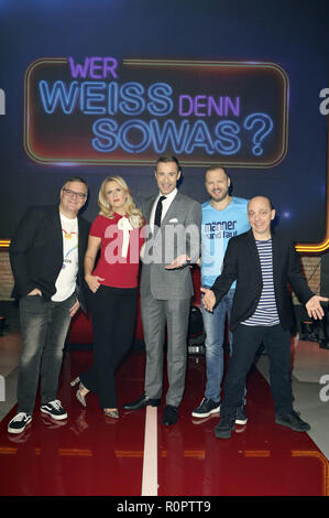 Hambourg, Allemagne. 05Th Nov, 2018. Elton, Barbara Schöneberger, Kai Pflaume, Mario Barth und Bernhard Hoecker bei der Aufzeichnung der ARD-Quizshow "Wer weiß denn ça va ? XXL' im Studio Hambourg. Hambourg, 05.11.2018 | Conditions de crédit dans le monde entier : dpa/Alamy Live News Banque D'Images