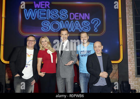 Hambourg, Allemagne. 05Th Nov, 2018. Elton, Barbara Schöneberger, Kai Pflaume, Mario Barth und Bernhard Hoecker bei der Aufzeichnung der ARD-Quizshow "Wer weiß denn ça va ? XXL' im Studio Hambourg. Hambourg, 05.11.2018 | Conditions de crédit dans le monde entier : dpa/Alamy Live News Banque D'Images