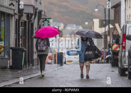 Aberystwyth, Pays de Galles, Royaume-Uni. 7 novembre, 2018. Météo France : Les gens marcher sous la pluie sur une très humide , mais doux, matin à Aberystwyth. Le Met Office a émis une alerte jaune pour la pluie et les inondations couvrant une grande partie de l'ouest du pays de Galles et du sud ce matin, avec un avertissement supplémentaire pour plus de pluie et de forts coups de vent émis pour la même zone le vendredi aussi. Crédit photo : Keith Morris/ Alamy Live News Banque D'Images