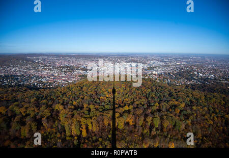 Stuttgart, Allemagne. 07Th Nov, 2018. L'ombre de la tour de télévision est visible sur une forêt d'automne, à l'arrière-plan vous pouvez voir le centre-ville de Stuttgart. Credit : Marijan Murat/dpa/Alamy Live News Banque D'Images
