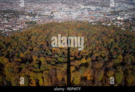 Stuttgart, Allemagne. 07Th Nov, 2018. L'ombre de la tour de télévision est visible sur une forêt d'automne, à l'arrière-plan vous pouvez voir le centre-ville de Stuttgart. Credit : Marijan Murat/dpa/Alamy Live News Banque D'Images